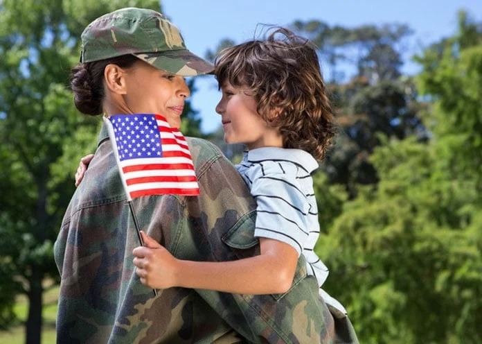 solider and child holding American flag